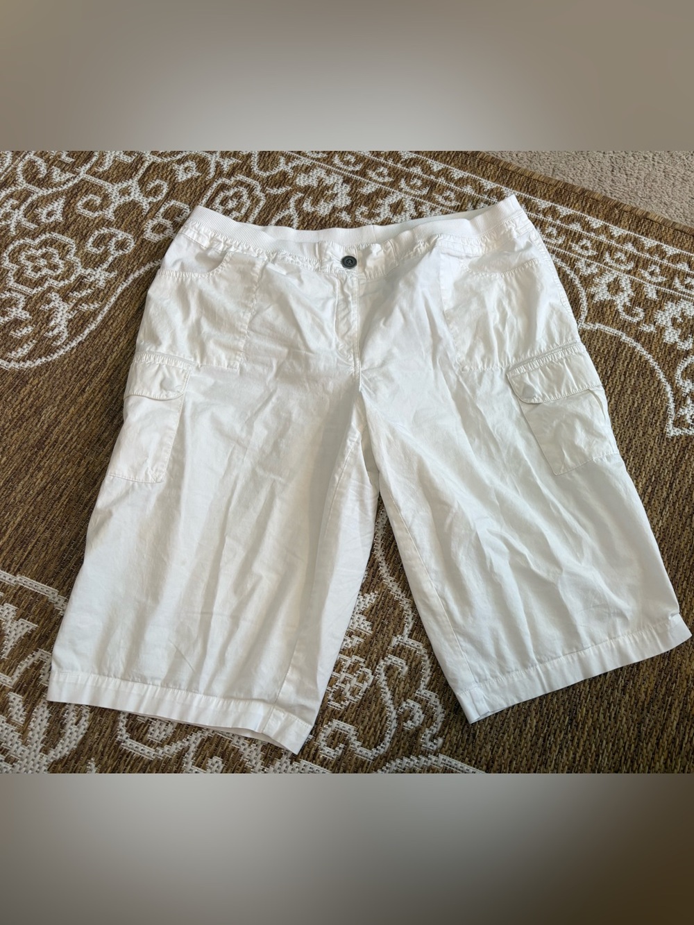 Chico's womens cargo elastic waist white shorts size 2.5(-LG-14) 14" inseam